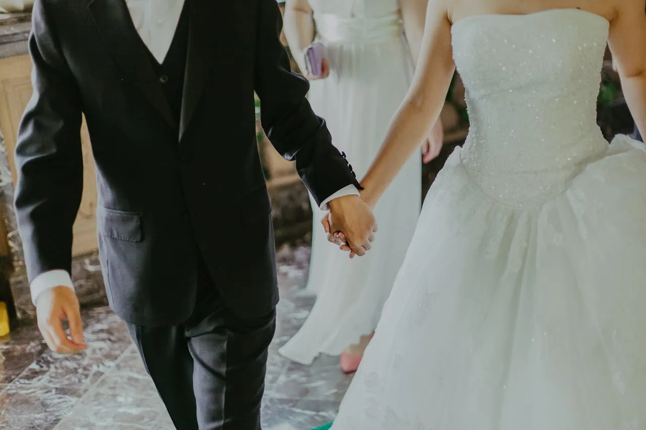 Maid of honor with bridal party before speech