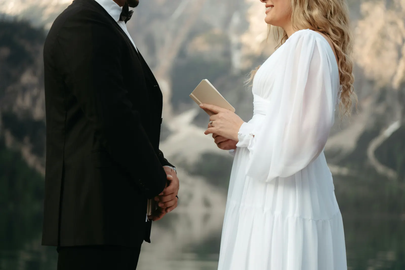 Vow Renewal Ceremony: Meaning & What to Include
